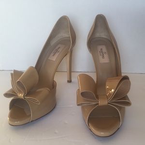 Valentino Garavani Peep Toe Sandals 10.5 cm heels color TAN